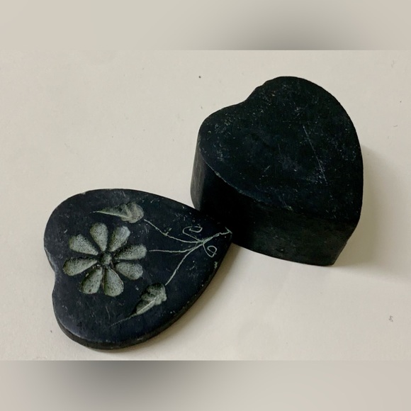 Vtg Hand Carved Soapstone Engraved Heart Shaped Lidded Relief Trinket Box - Picture 5 of 16